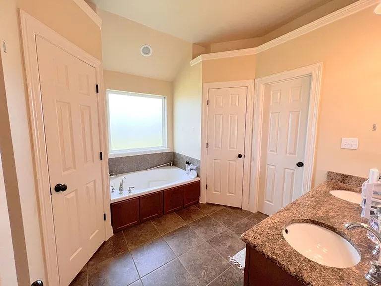 612 Bloomington Ln — Photo 10