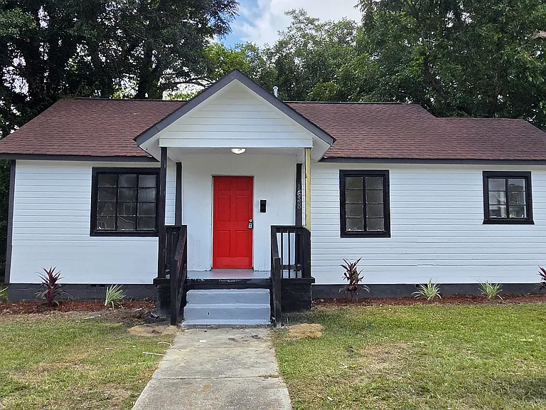 1638 Burton Ave — Photo 1