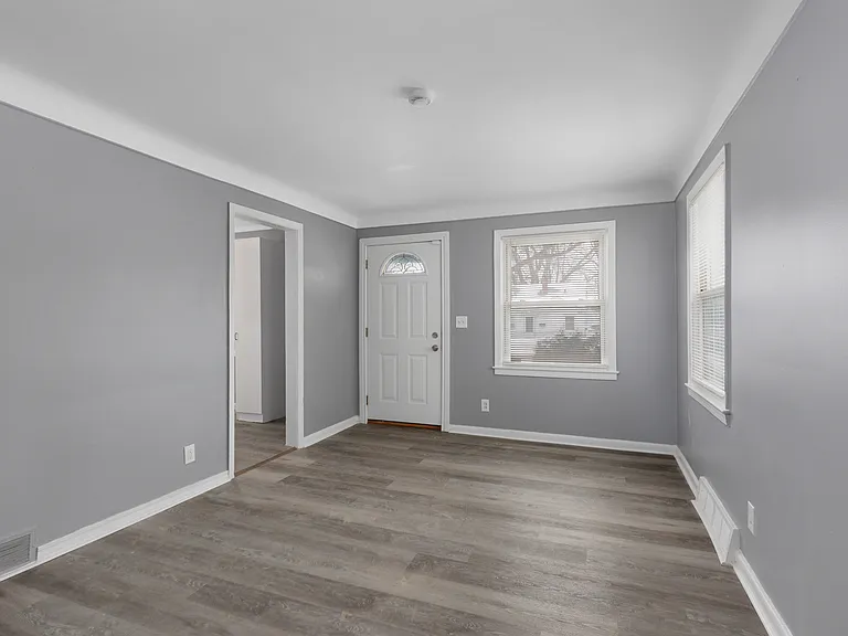 23023 Rosalind Ave — Photo 2