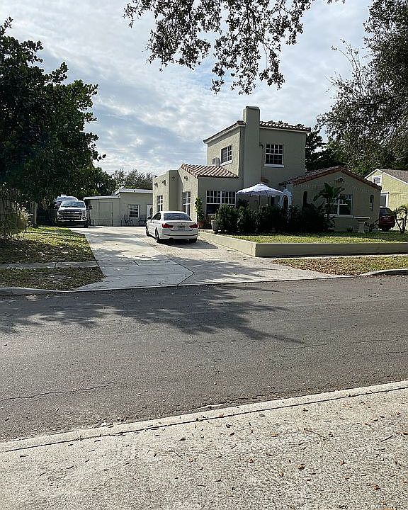 2nd image of 824 Colonial Rd