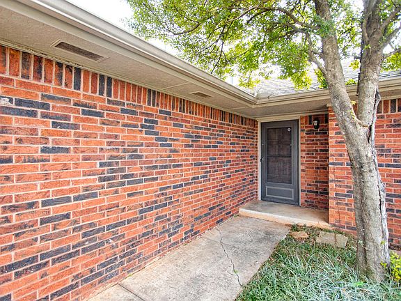 2nd image of 428 Hanging Elm Dr