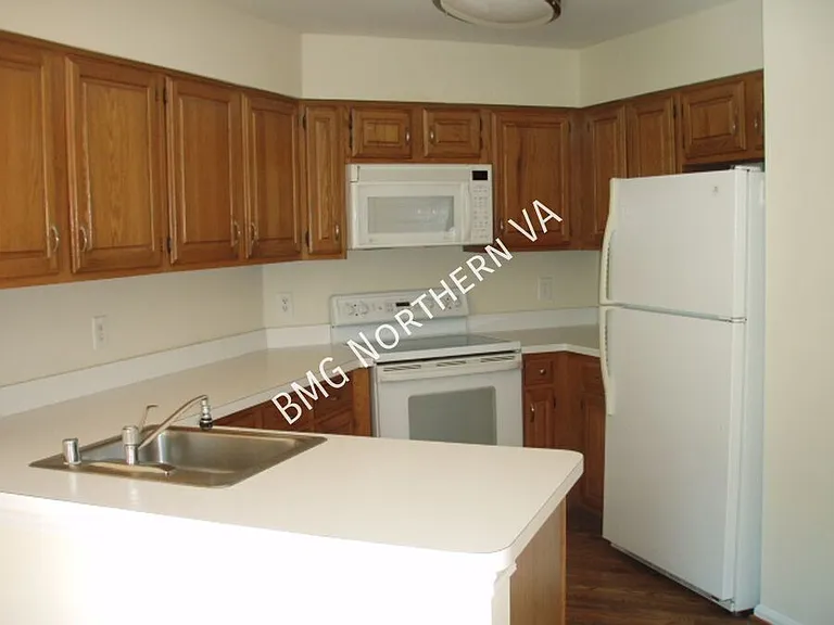 2105 Kings Garden Way — Photo 8