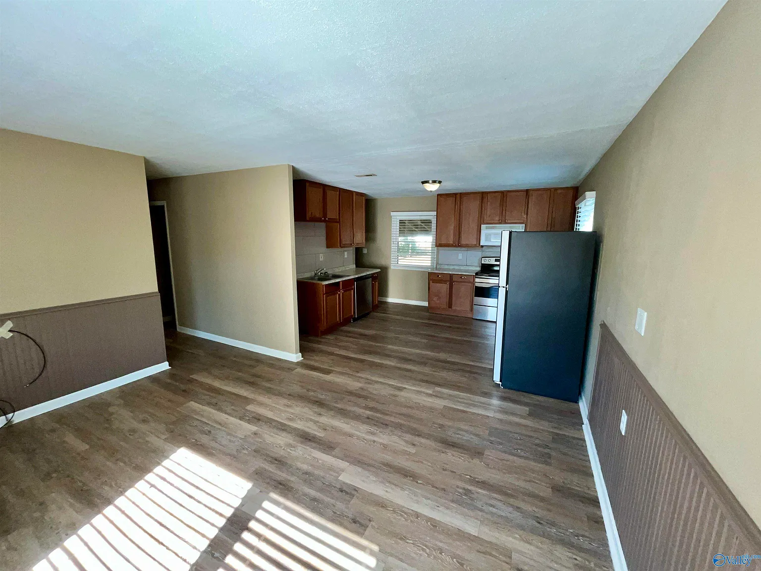 3 bed, 1.0 bath, 925 sqft, $1,350 — Photo 3