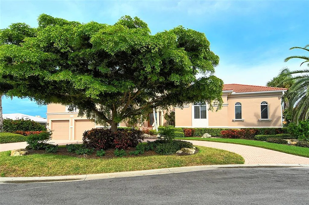 5 bed, 5.5 bath, 4858 sqft, $29,000 — Photo 1