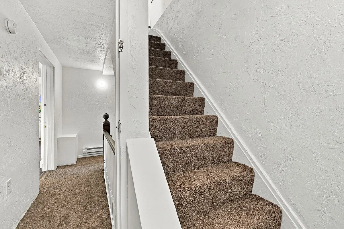 1 bed, 1050 sqft, $1,440 — Photo 3