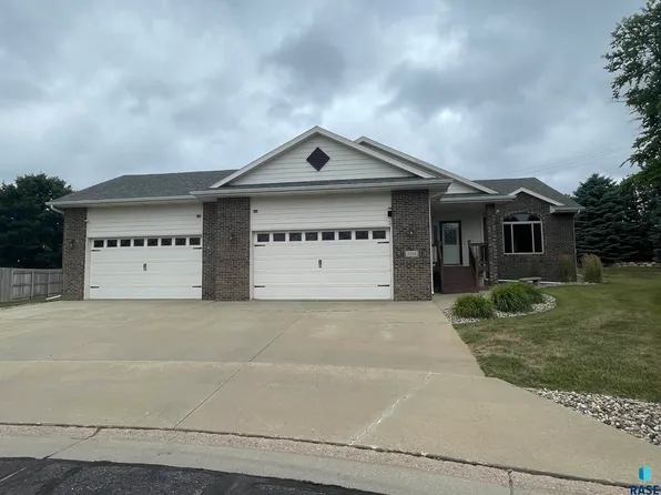 5205 S Summerfield Pl, Sioux Falls, SD 57108