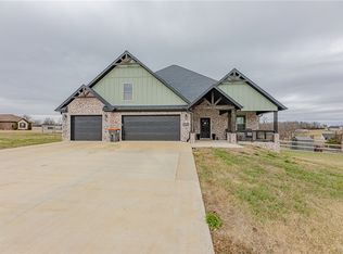 10097 Bunch Cir, Gravette, AR 72736