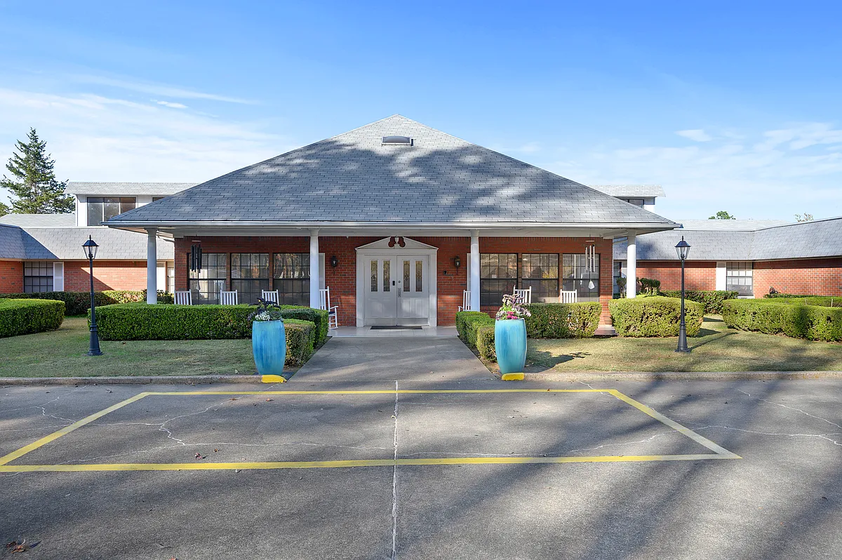 Building Photo - Colonial Lodge Apartments