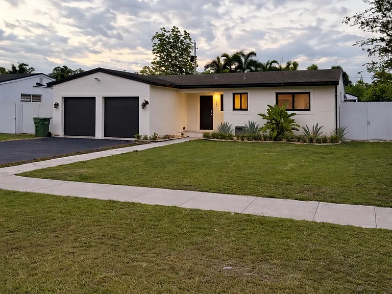 901 NW 9th Ct — Photo 1