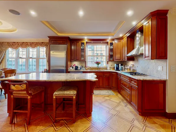 120 Oceana Drive West image 8 of 37