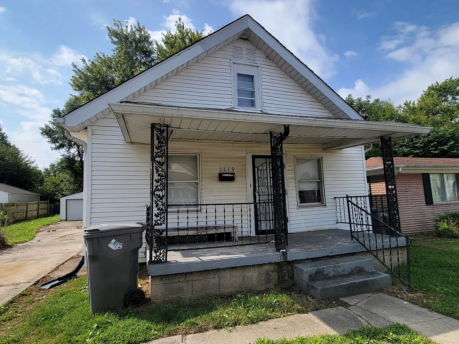 3 bed, 1.0 bath, $1,000 — Photo 1