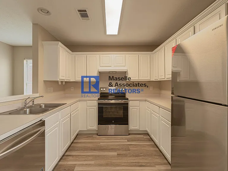 413 Woodlake Ln — Photo 18