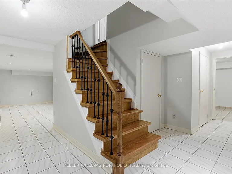 73 Jessica Gdns — Photo 41