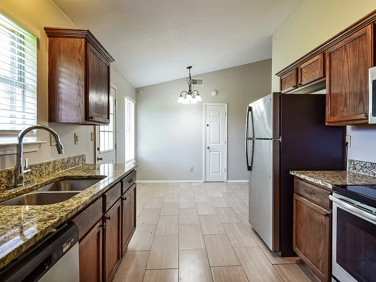 2545 Waverly Dr — Photo 8