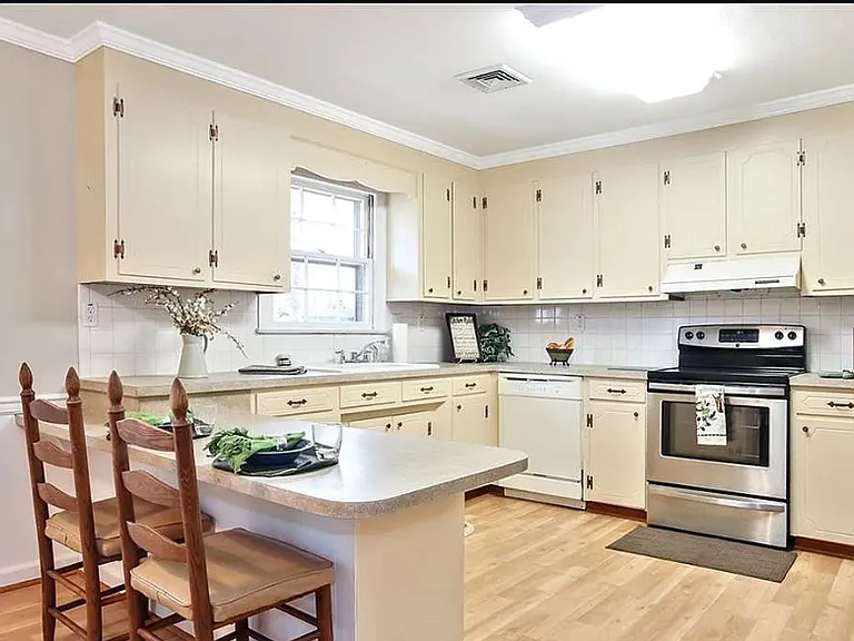 205 Woodford Dr — Photo 8