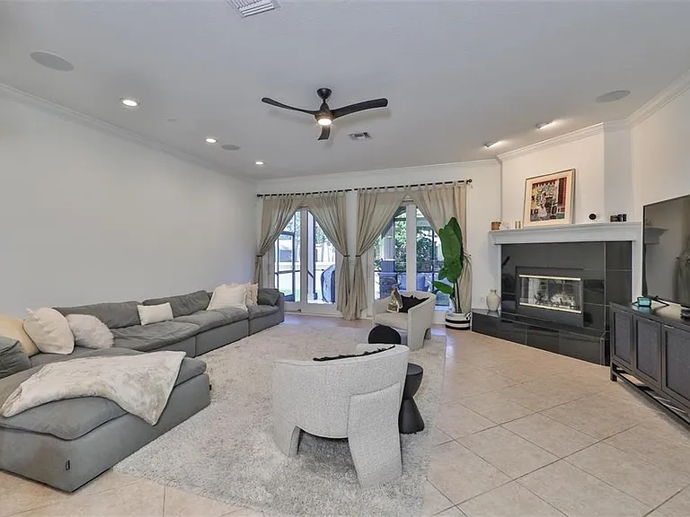 602 Saxony Blvd — Photo 4