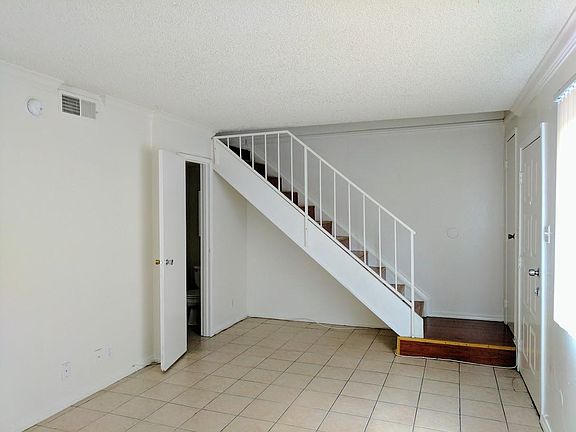 4th image of 5020 Larkspur St