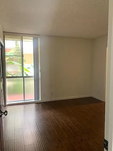 Building Photo - 1932 Overland Ave #209