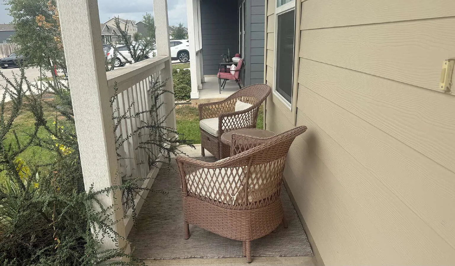 3 bed, 2.0 bath, 1051 sqft, $1,880 — Photo 2
