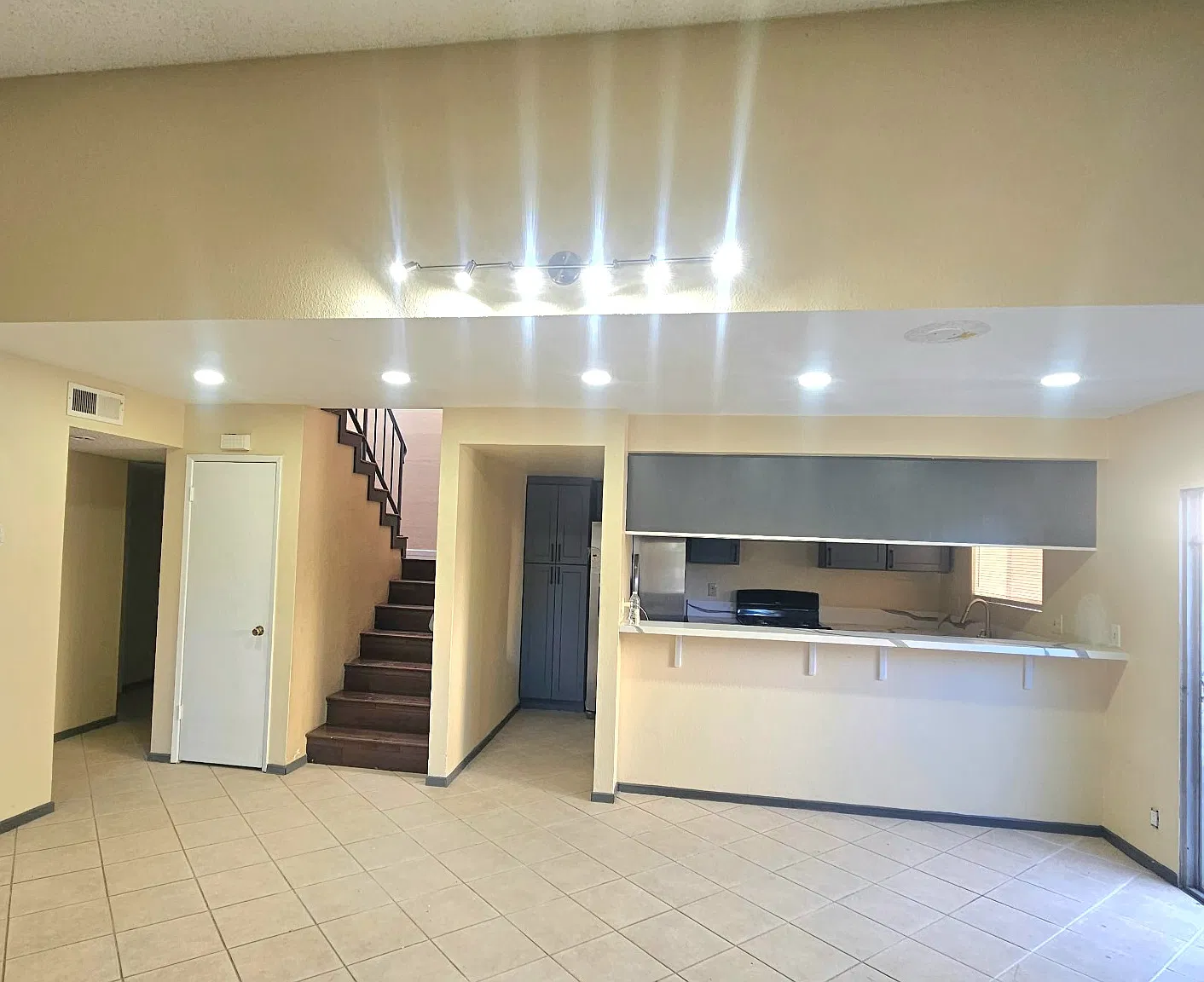 3 bed, 1200 sqft, $3,450 — Photo 2