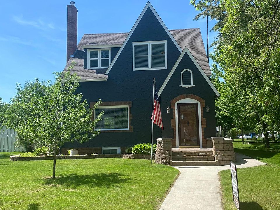 1st image of 411 2nd St SW