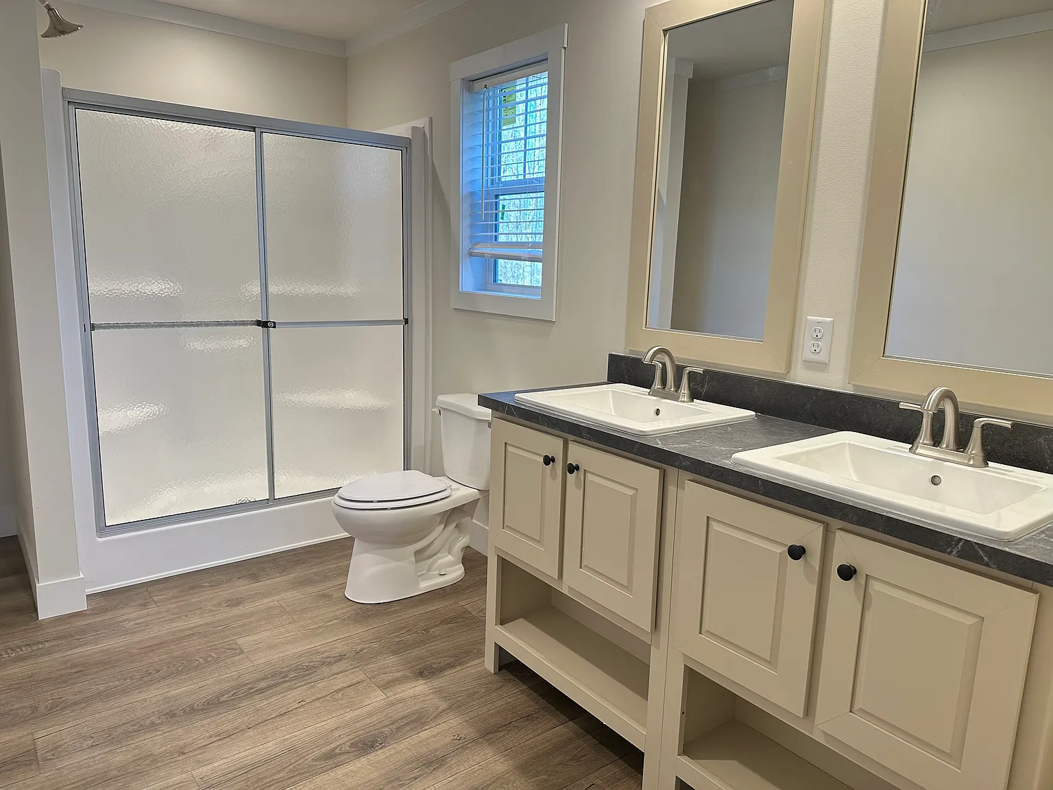 Large Kitchen Island! — Photo 4
