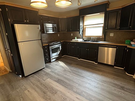 3rd image of 190 College St