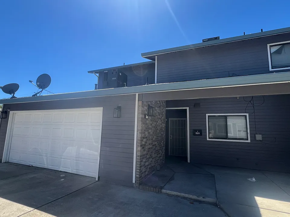 1924 W Holly Dr
