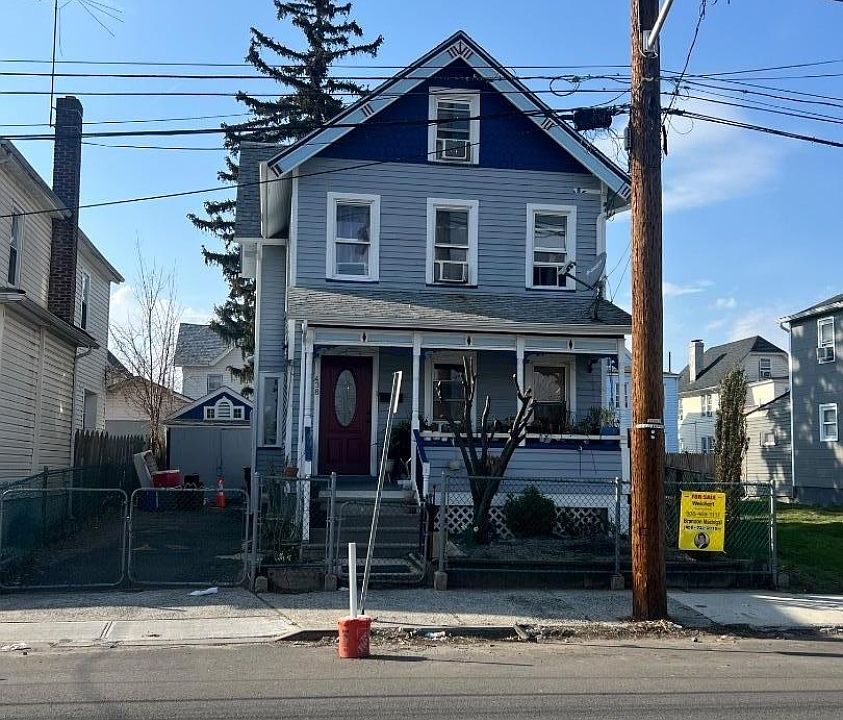 1st image of 438 W 2Nd St