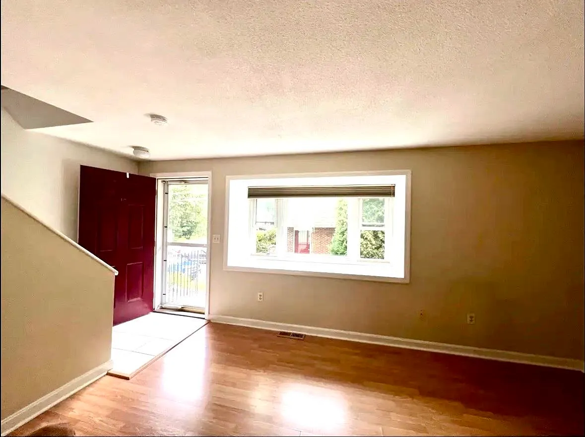 2 bed, 1.5 bath, 1001 sqft, $3,000 — Photo 2