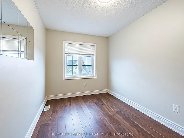 419 Rossland Rd E — Photo 33