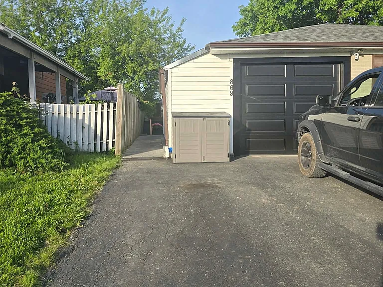 869 Grenoble Blvd — Photo 2