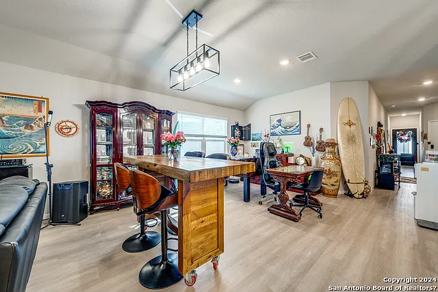 3 bed, 2.0 bath, 1902 sqft, $1,975 — Photo 4