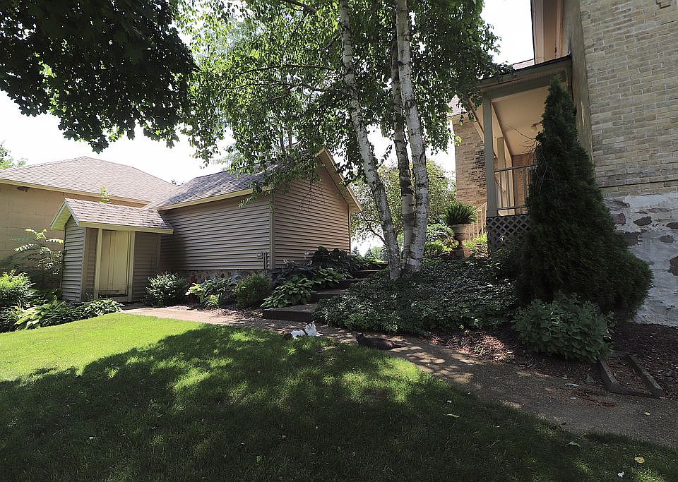 Rear side view of house 