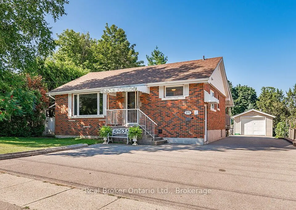 195 Edinburgh Rd S #LOWER