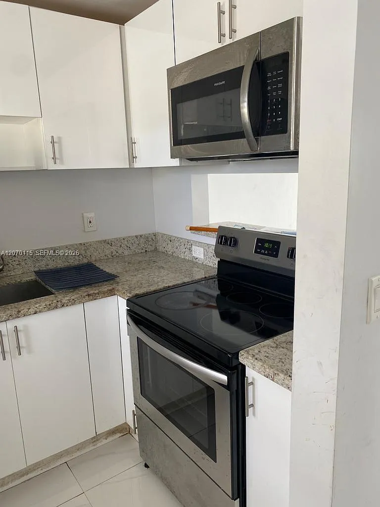 2859 Leonard Dr — Photo 3