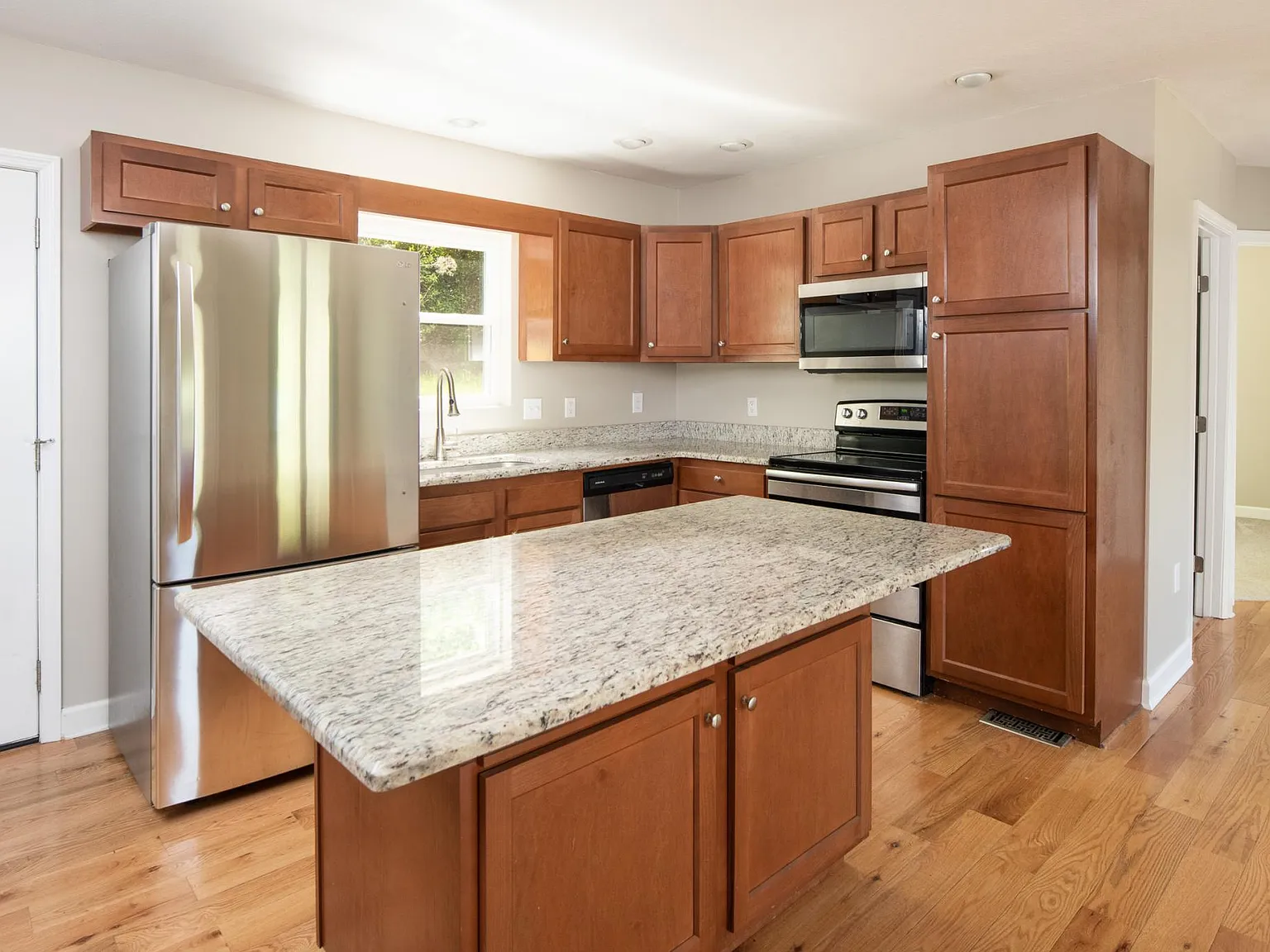 3 bed, 1260 sqft, $2,100 — Photo 4