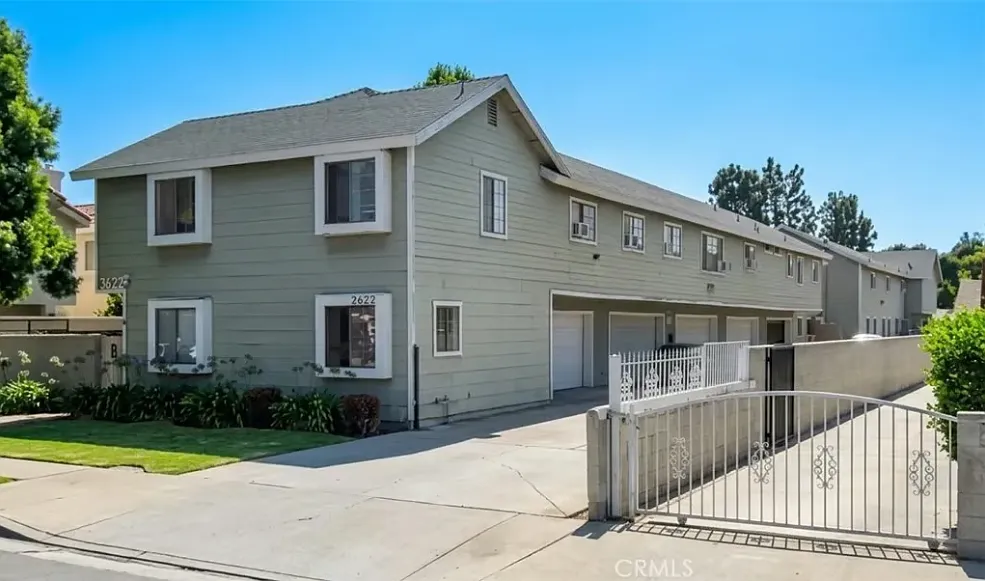 2 bed, 1.5 bath, 900 sqft, $2,700 — Photo 1