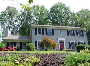 33 Taunton Lake Dr, Newtown, CT 06470