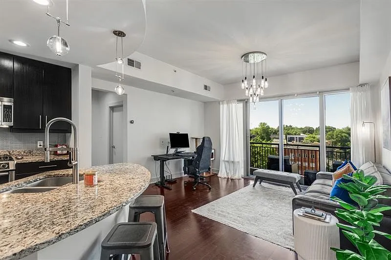 1 bed, 1.0 bath, 989 sqft, $2,500 — Photo 1