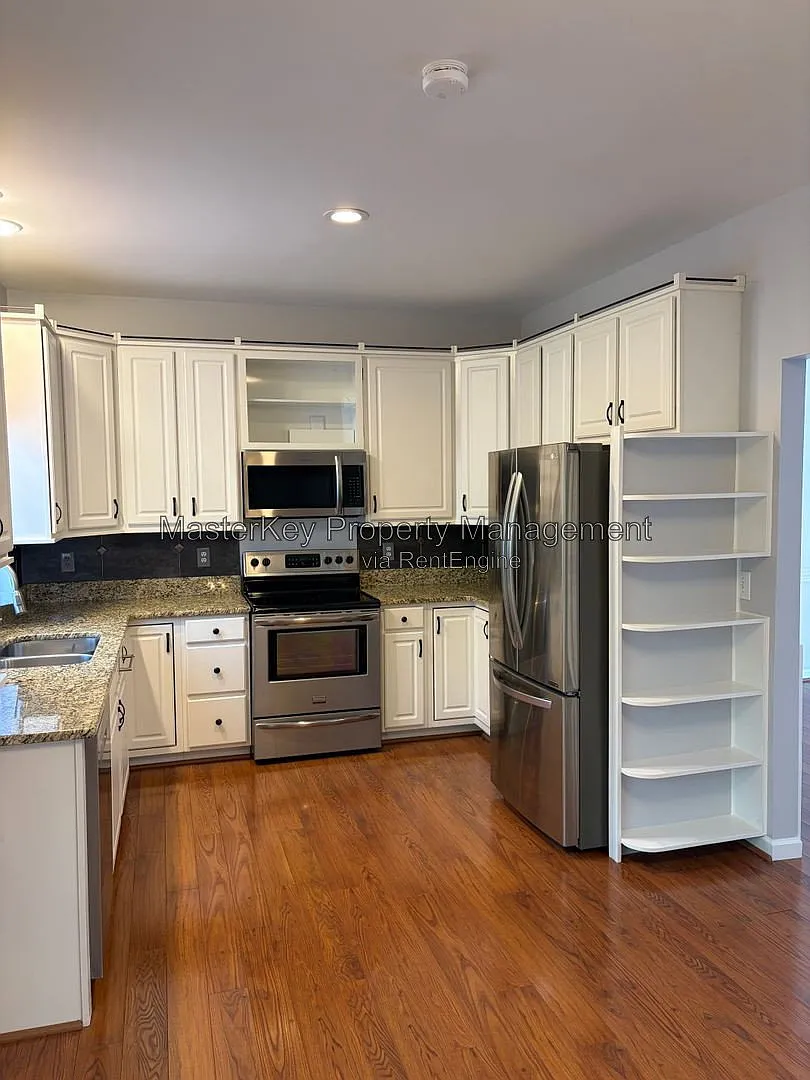 4 bed, 2.5 bath, 1796 sqft, $2,395 — Photo 2