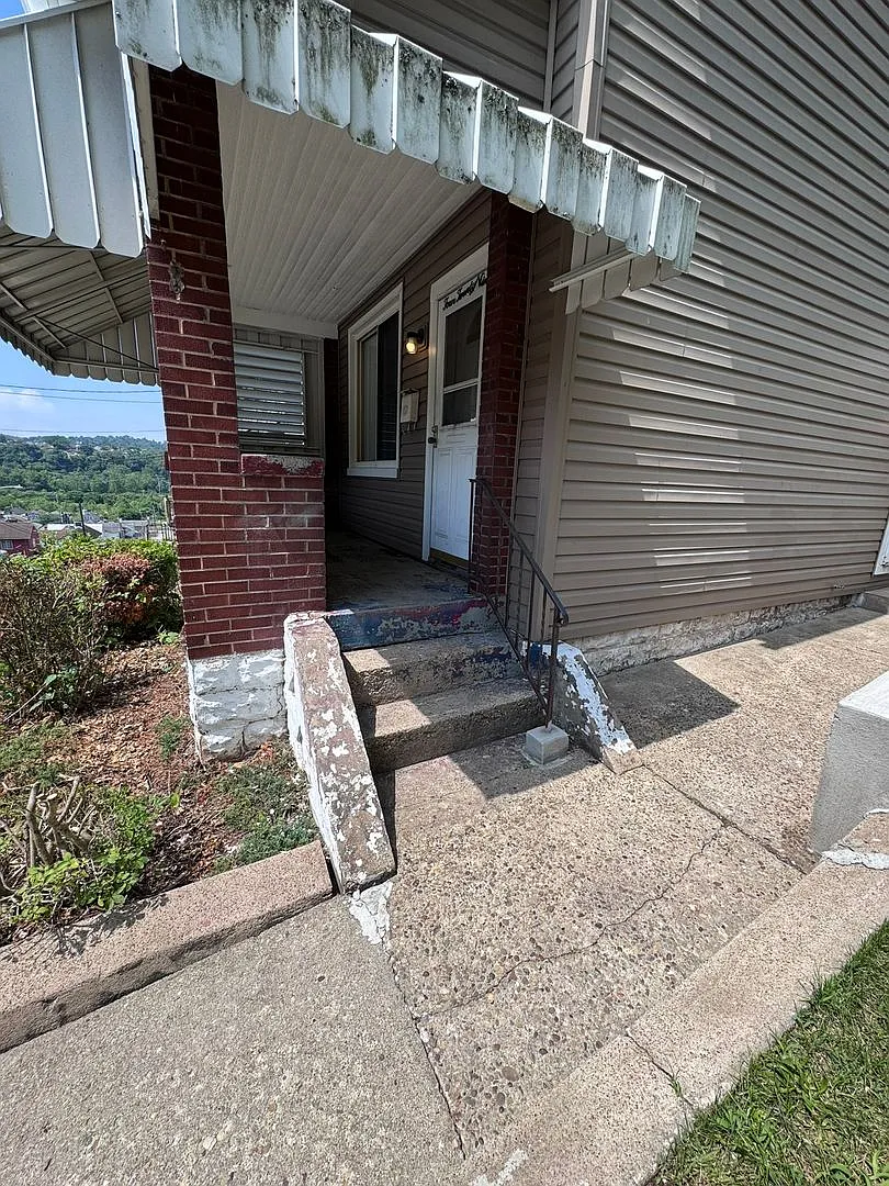 Fully Updated 3-Bed 1-Bath House w/ Covered Porch in Christy Park — Photo 4