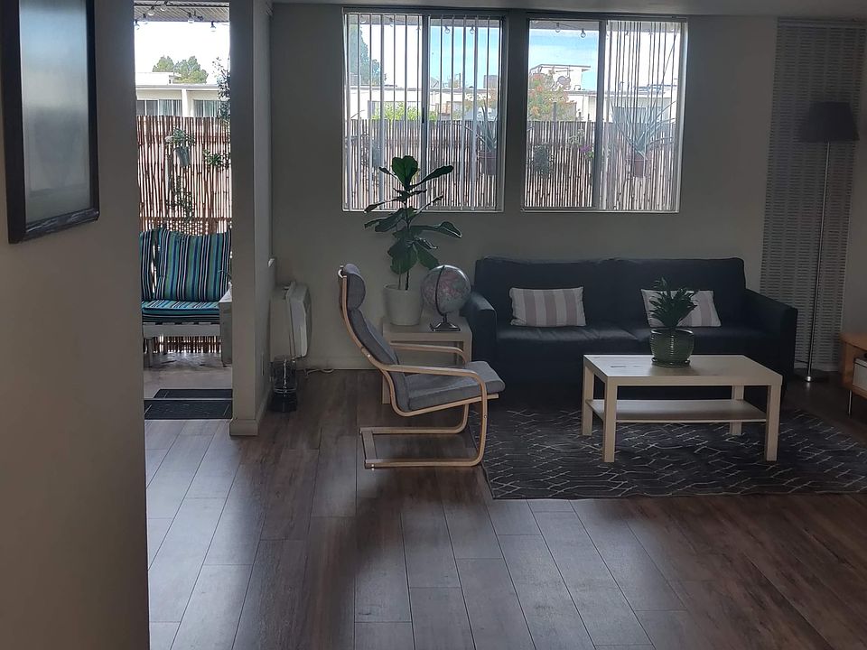 1st image of 5725-27 Reseda Blvd #24