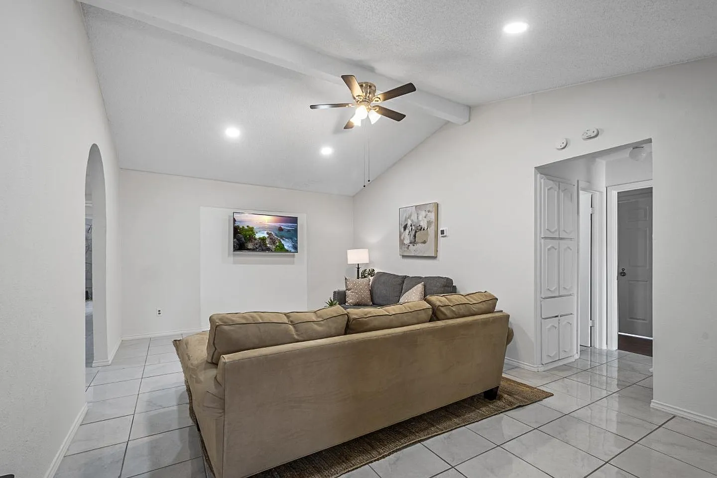 Modern Arlington home near the Parks Mall — Photo 1