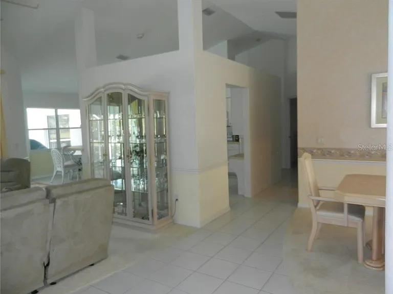 589 Rotonda Cir — Photo 3