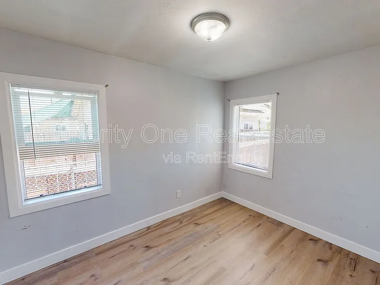 2954 1/2 Webster Ave — Photo 10