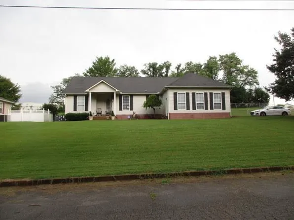 251 Stone Hedge Dr, Lexington, TN 38351
