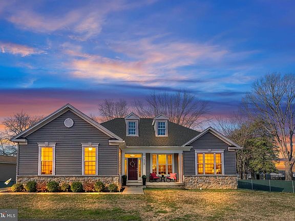 3rd image of 712 Riverside Dr