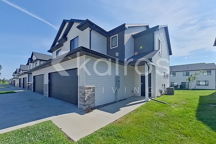 3 bed, 2.5 bath, 1584 sqft, $1,995 — Photo 2
