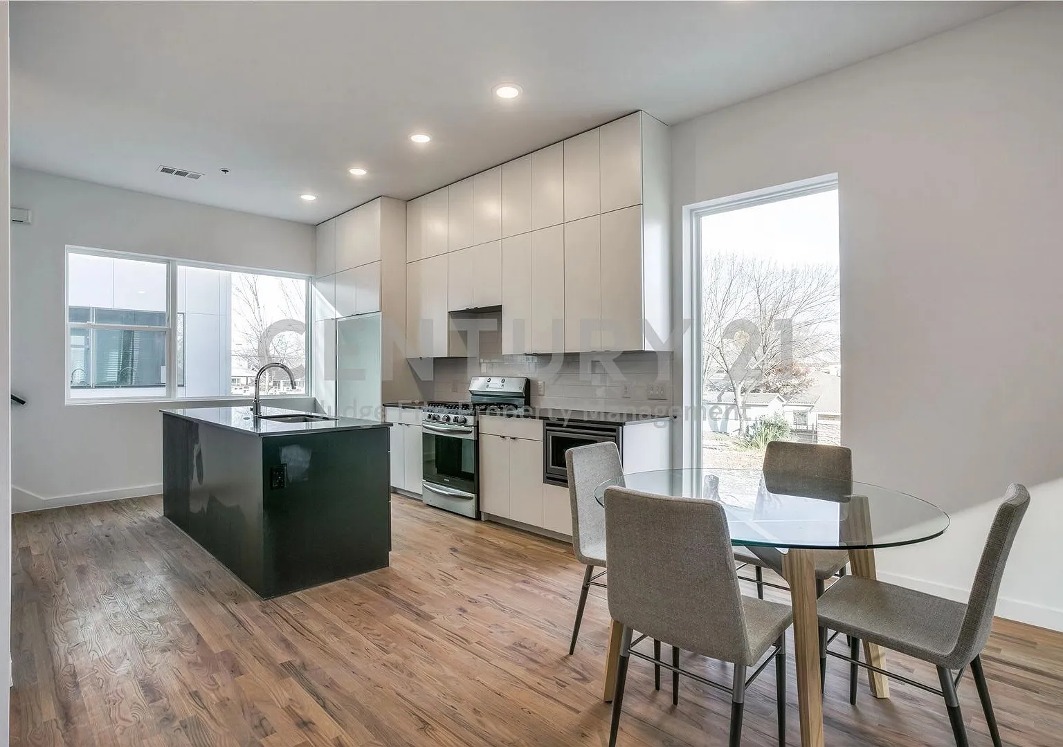 Stunning 3-Story 2/2.5/2 Condo in the Heart of Bishop Arts District For Rent! — Photo 4
